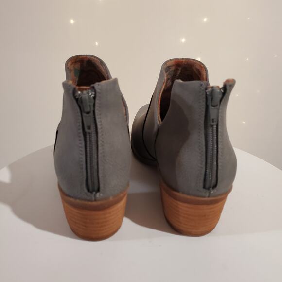 boc Born Concepts Pebbled Suede Leather Chelsea Ankle Boot Size 10M Gray Vegan - Picture 3 of 9